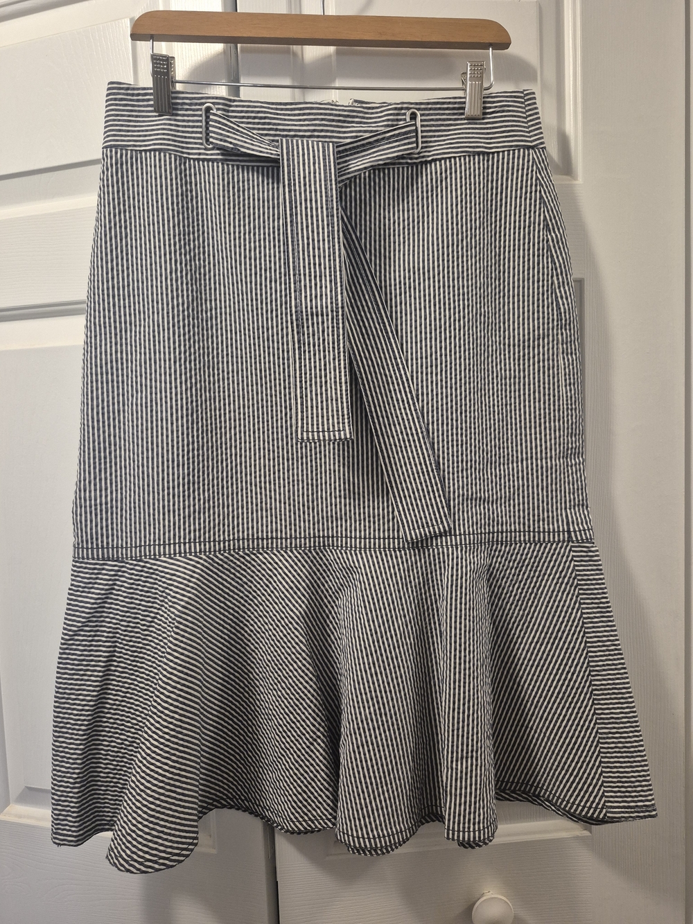 Ann Taylor Seersucker Striped Tie-Waist Flounce Skirt in Navy and White Sz 10